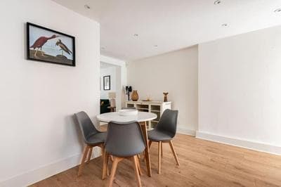 2BD Mews House in East London, walking distance to High Street and Tube