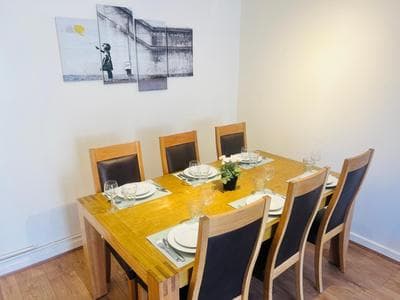 4 Bedroom, Free Wifi, Good London Transport Links