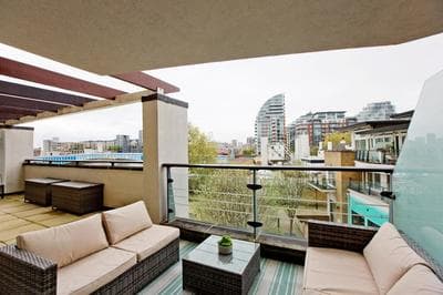 Stylish 2bed Riverside apartment with a Balcony