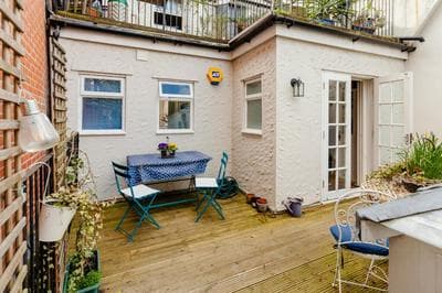 Lovely 1 bed with large terrace