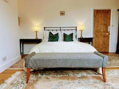 Large Sunny King-Size En-Suite