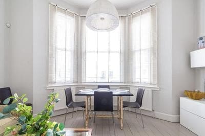 Prime Location - Stylish Apartment In Barons Court