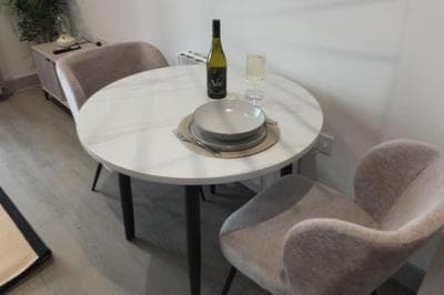 Entire Prestige Apartment in Poole Quay - Free Parking, Fast WiFi, Smart TV & Netflix