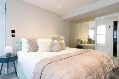 Soho Harmony Haven: Chic 2-Bed, 2-Bath Urban Retreat