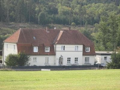 Große, hundefreundliche Ferienwohnung mit großer Terrasse in Flussnähe
