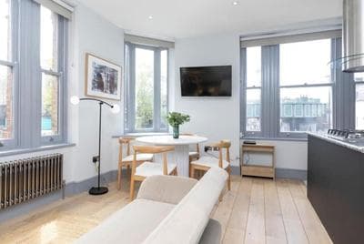 Chic & Contemporary Flat - Newly Refurbished Gem