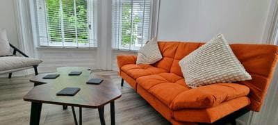Flat Opposite Wakefield College with FREE Parking and 5 Mins Walk to Train Station
