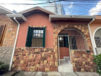 Casa de Tijolos com Churrasqueira Vila Fechada