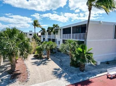 Beachfront oasis, heated pool and garden view #17