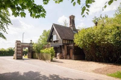 Parea Living - Spacious North London House with Big Garden