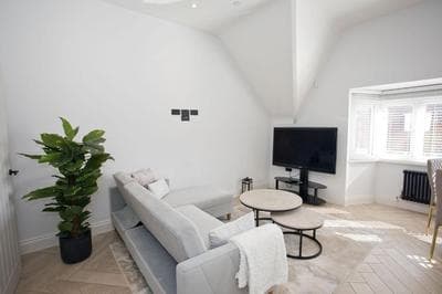 Ultra Stylish Apt set in an affluent location