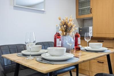 Stylish 2BR Home Near Canary Wharf with Garden & Free Parking