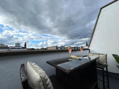 Battersea 2-Bedroom Top-Floor Apartment with Cozy Balcony