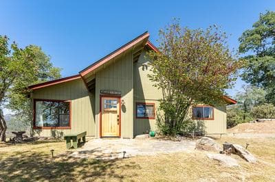 Hilltop Haven- Bright and Modern Cabin w/ hot tub and stunning views