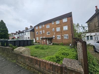 Newly decorated 2 bedroom flat in South East London