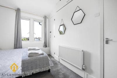 Fabolous 2 bedroom Flat near Westfield Shopping