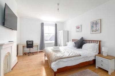 Modern 3-Bedroom Haven in Vibrant Brixton