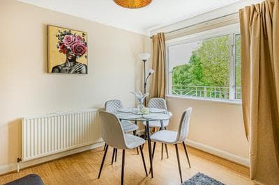 Lovely 2BR Apartment with communal garden in Acton