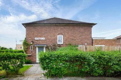 Charming 2BR House with Amazing Garden