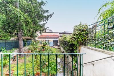 GuestHost - Bright Apartment with Private Garden and Balcony