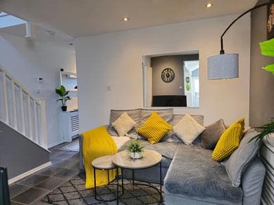 Spacious 4BR Home In Brixton with Garden