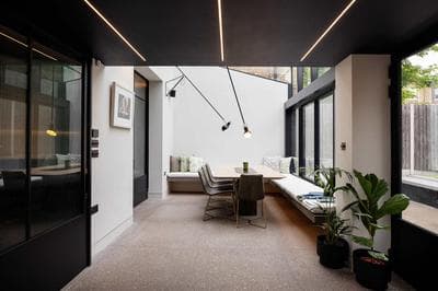 Veeve - First-Class Contemporary