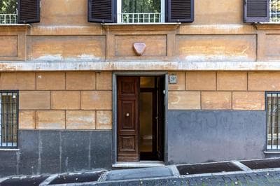 Luxurious home of the antiquarian at Spanish Steps