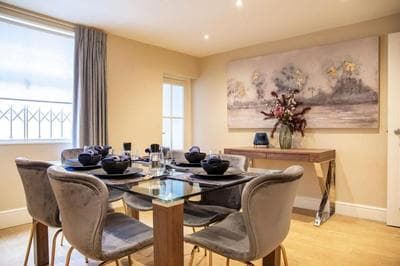 Superior 4 bed Family House Curated Deco