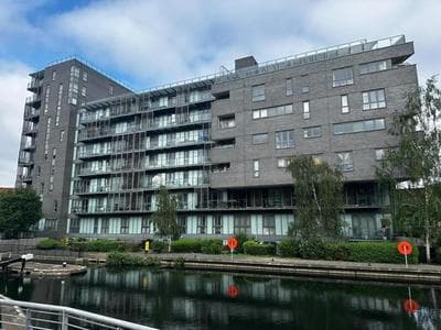 Canary Wharf Escape - Stylish 2BR - Canal Views & City Lights