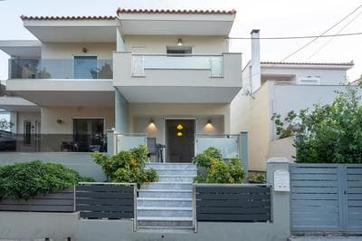 Comfortable 3-Bedroom Seaside Maisonette