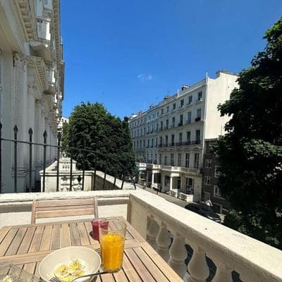 Flat In The Center of LoNDoN