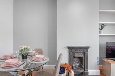 OnSiteStays - Bright spacious 2-BR, Wifi and lots of street parking