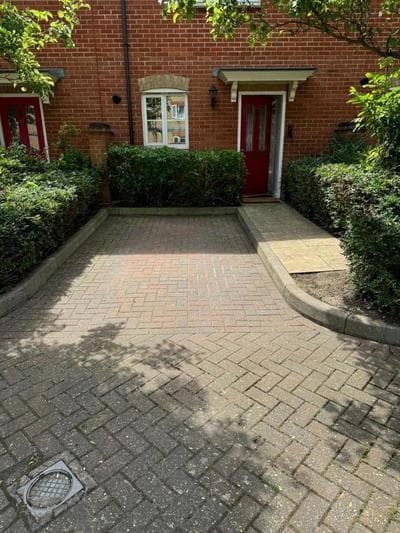Spacious 3 bedroom Home, with private driveway 5 minutes from Excel Centre & Custom House