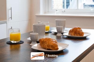 Three Bedroom Apartment At Buonomo Stays Short Lets & Serviced Accommodation close to Wimbledon Tennis Courts