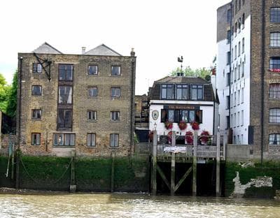 2 Bed with Garden & Free Parking near the Thames