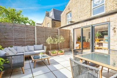 Stylish 2BR Flat with Amazing Patio
