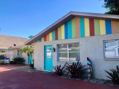Happy House - cozy, cute rental - LOCATION!