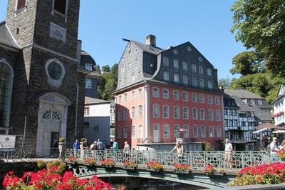 Großes modernes Ferienhaus mit Garten und Terrasse