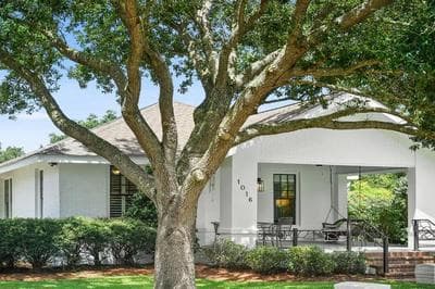 Charming Cottage and Guest House a block to beach!
