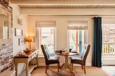 Couples Escape - Summerhouse cabin with hot tub and stunning views