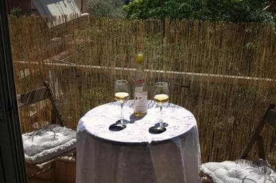 Nirvana Apartment Quiet Stay with Free Parking & Airport Access
