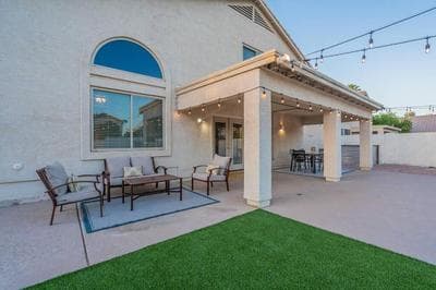Sleeps 11 with pool and putting green