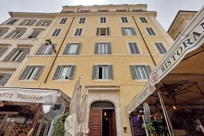 YCH-Bridgerton house a Campo de Fiori