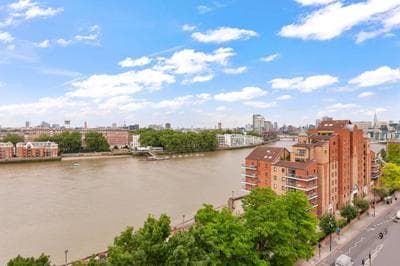 Central London Spectacular riverview two bedroom Luxury designer apartment-AC-Parking-WIFI-2 bathrooms