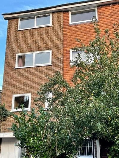 Spacious double bedroom with private bathroom ensuite in London Canary Wharf E14, only 1 stop to Excel and O2 for short or long let in London Canary Wharf,