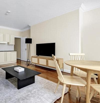 Modern 2BR near Hyde Park