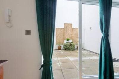 Modern and large oasis flat in Camden with patio