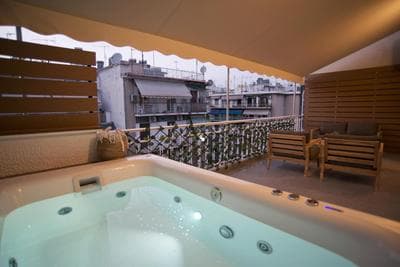 Urban Allure 2BR, 2BA Acropolis View Apt Jacuzzi
