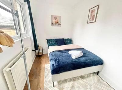 3 bedrooms sleeps 9