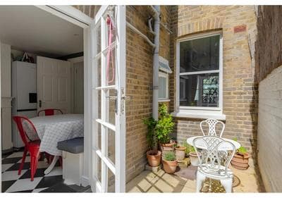 JOIVY Artsy & Chic Fulham house with patio